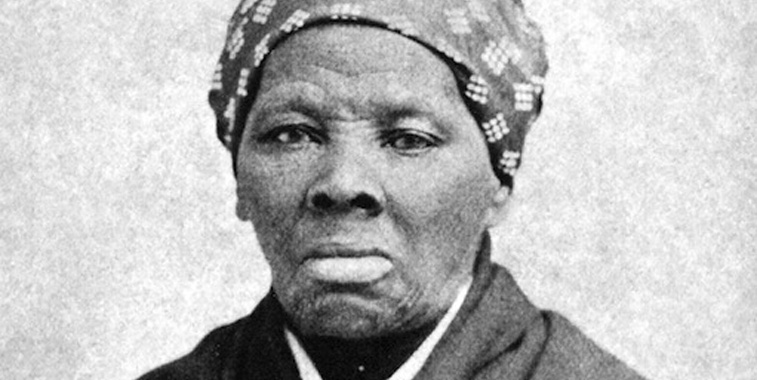Vieille photo en noir et blanc d'Harriet Tubman, qui fixe l'objectif d'un air sérieux.