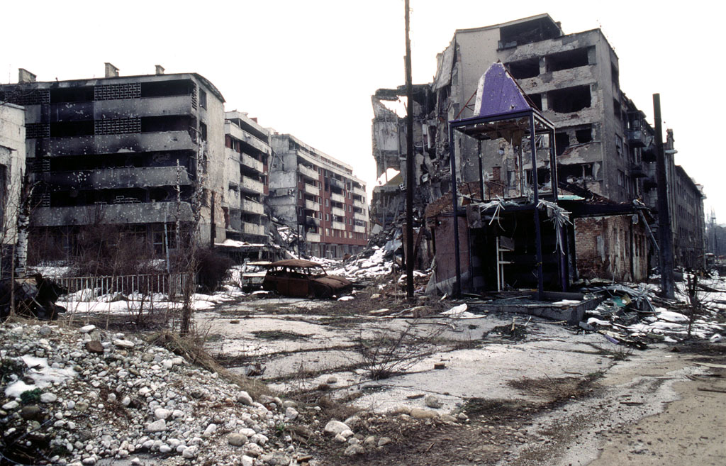 Le quartier Grbavica de Sarajevo dévasté par la guerre en 1996, un site de camps de viol durant la guerre de Bosnie et sujet du film primé « Grbavica ».