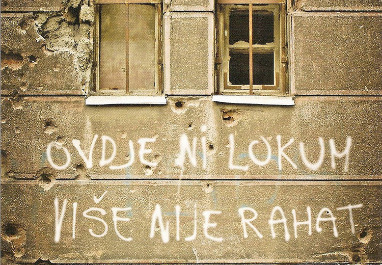 Affiche Bienvenue à Sarajevo présentant un mur avec des impacts de balle et des graffitis en Bosnie.