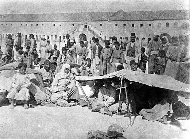 Camps de réfugiés arméniens Aleppo 1918 aux baraquements ottomans principaux.
