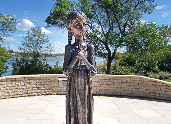 « Souvenirs amères de l’enfance ». Monument dédié au Holodomor, Centre Wascana, Régina SK (2015).