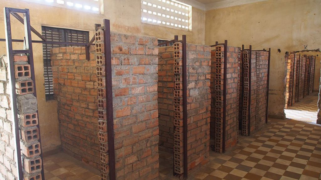 Intérieur de l'école Tuol Sleng et cellules de la prison