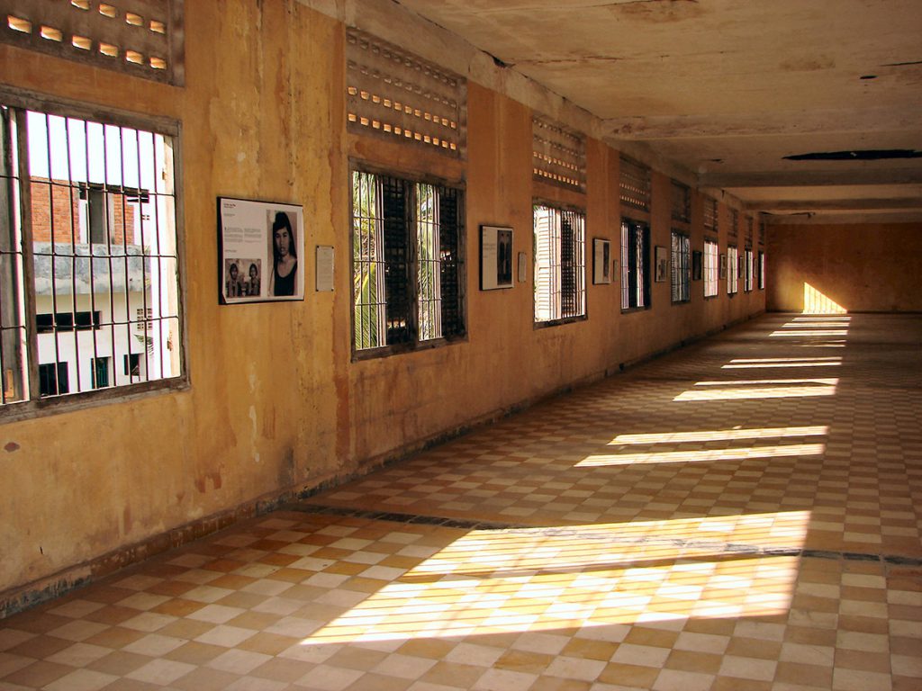 Intérieur de l'école Tuol Sleng et cellules de la prison