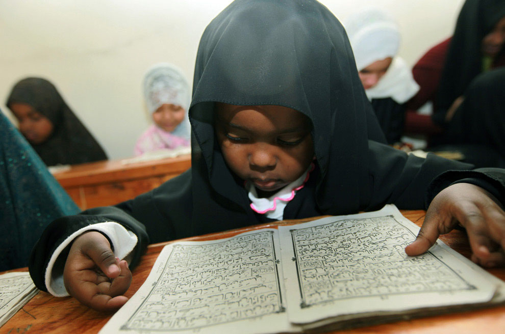 Jeune Kényane lisant des versets du Coran lors du cinquième jour du mois saint musulman de Ramadan, dans une madrassa de Nairobi, au Kenya.