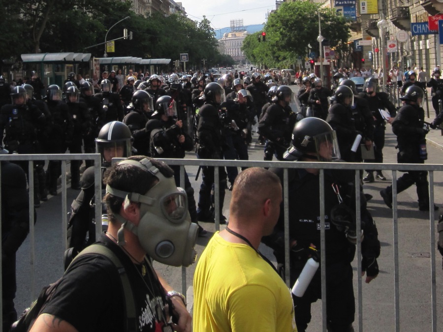Policiers antiémeutes lors d'une manifestation contre la parade de la fierté gaie à Budapest, en Hongrie - Juin 2011