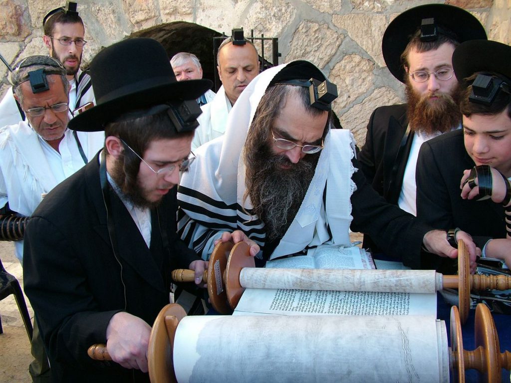 Juifs hassidiques faisant la prière