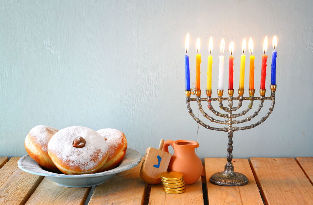 Menorah (Candélabre), beignets à la confiture et autres articles pour les enfants - pièces en chocolat et toupies pour le jeu.