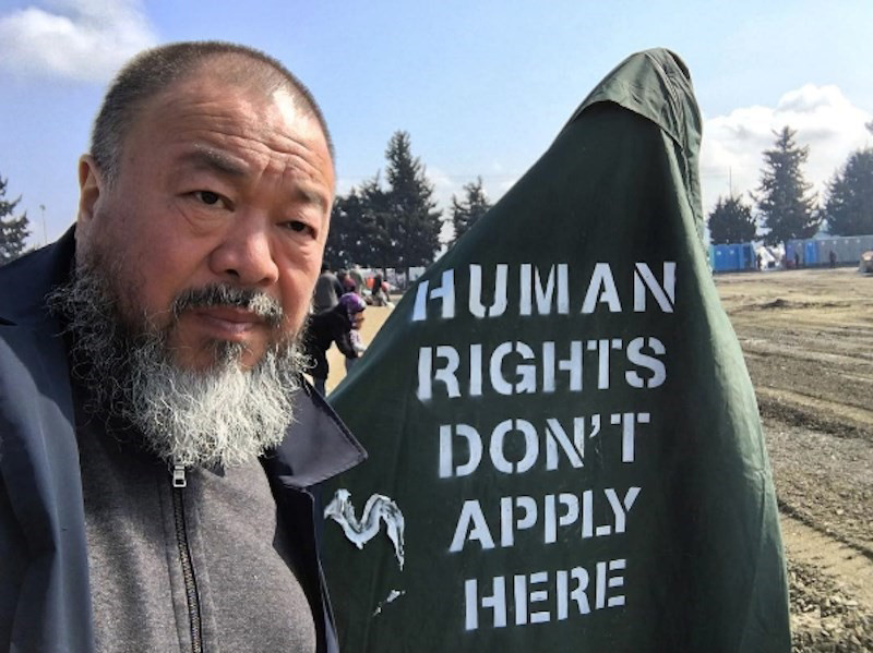 Ai Weiwei, artiste et activiste renommé, visitant le camp de réfugiés à la frontière entre la Grèce et la Macédoine en 2016