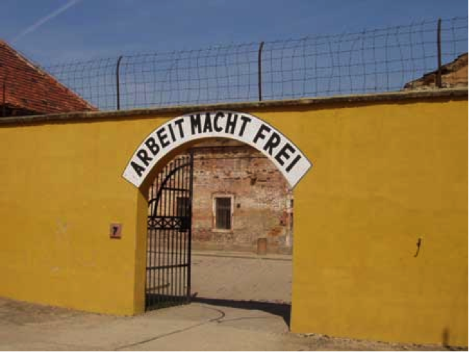Entrée de la petite forteresse du camp de Terezin. Le portail porte la devise « Arbeit Macht Frei » (Le travail rend libre).