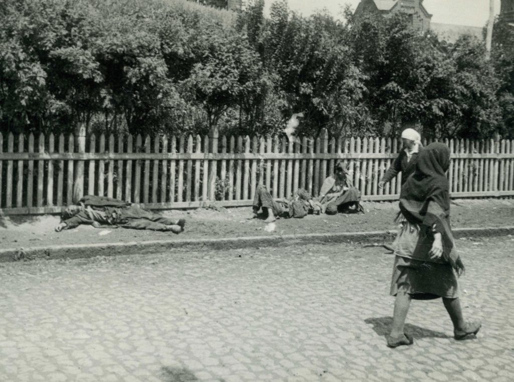 Des paysans mourants dans les rues de Kharkiv pendant la famine-génocide